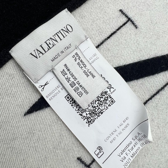 Authentic Valentino Garavani VLTN scarf - Picture 9 of 9